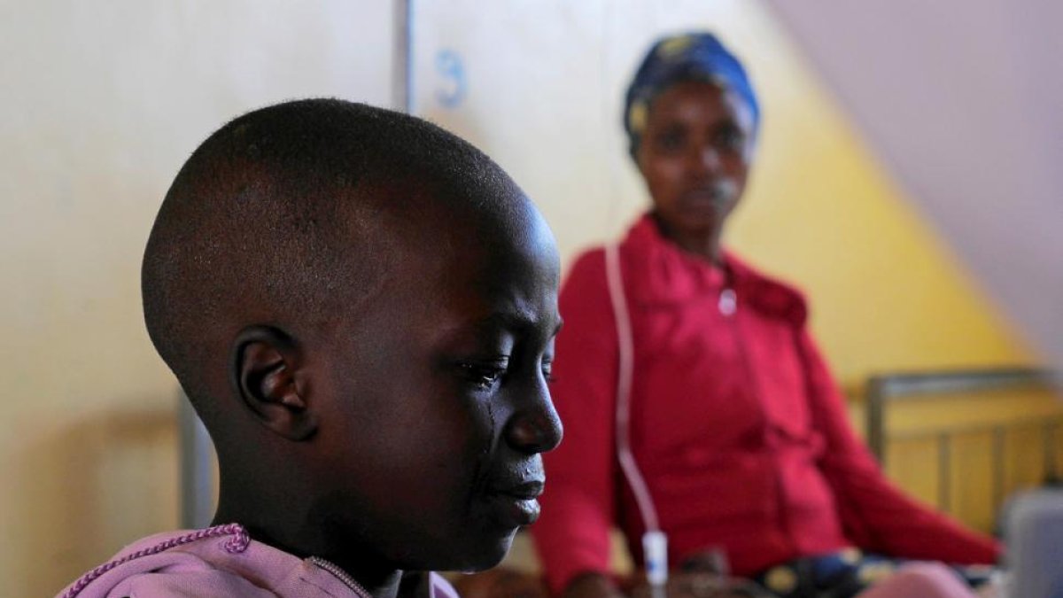 Un niño enfermo en un hospital al sur de Kigali (la capital de Ruanda) donde los pacientes recibieron las primeras bolsas de sangre entregadas por drones, el 13 de octubre.-JAMES AKENA / REUTERS