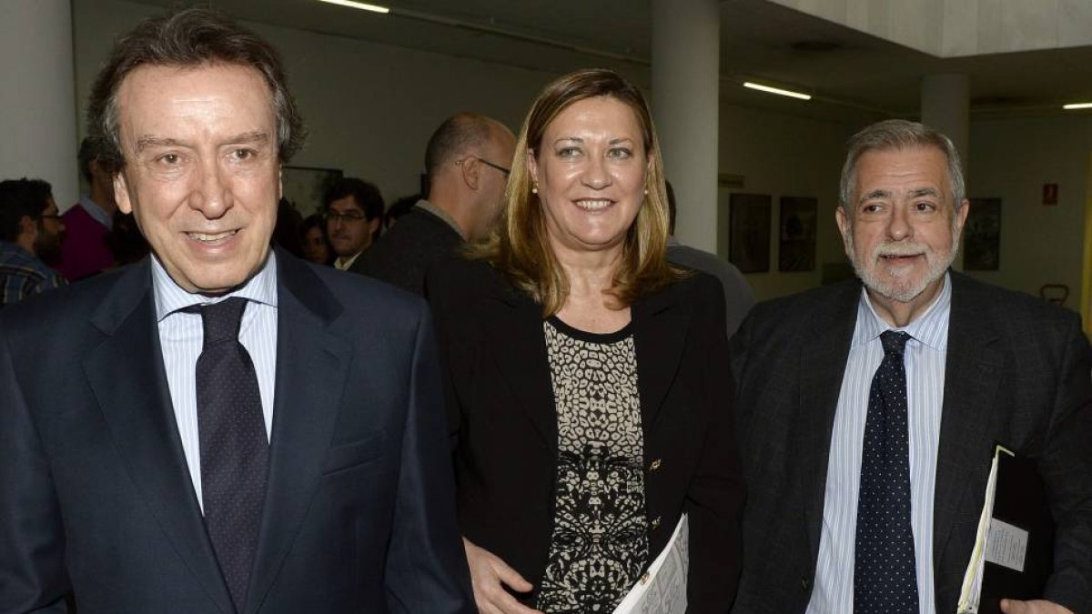 Los consejeros de la Presidencia y de Hacienda de la Junta de Castilla y León, José Antonio de Santiago-Juárez (i) y Pilar del Olmo (c), y el secretario de Estado de Administraciones Públicas, Antonio Beteta (d)-Nacho Gallego