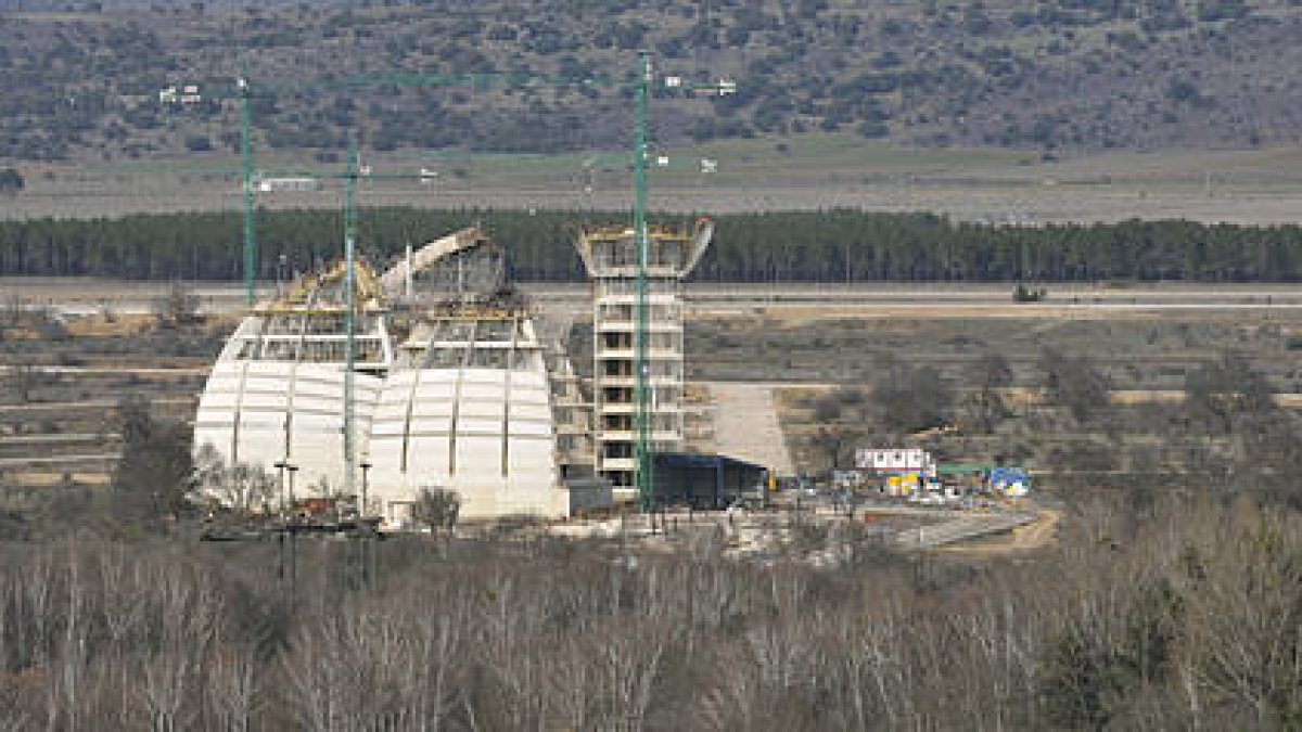 Obras de la Cúpula de la Energía, ayer. VALENTÍN GUISANDE-