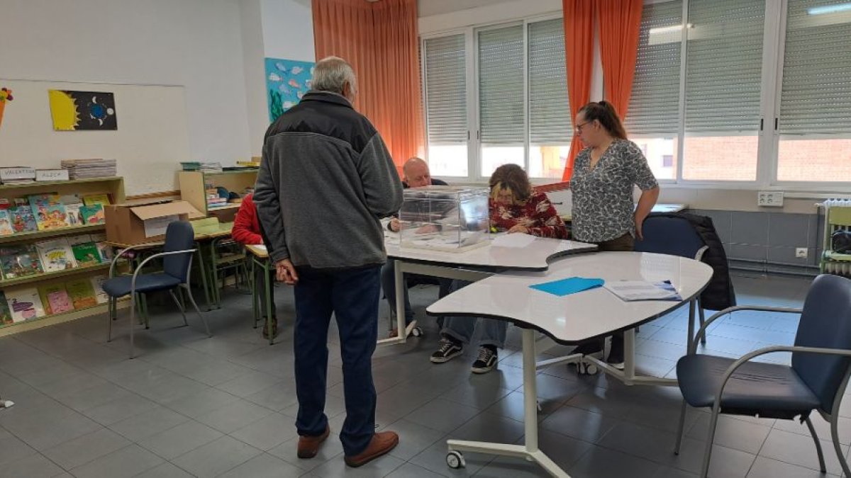 Persona votando este 28M por la mañana en la capital.-P.P.S.