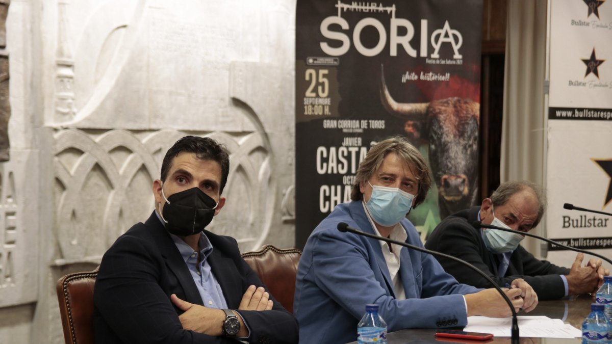 El empresario Juan Antonio Medina, con el alcalde, Carlos Martínez, y el ganadero Antonio Miura. GONZALO MONTESEGURO