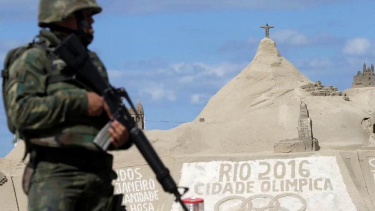 Un soldado patrulla por la playa de Copacabana, en Río.-REUTERS / RICARDO MORAES