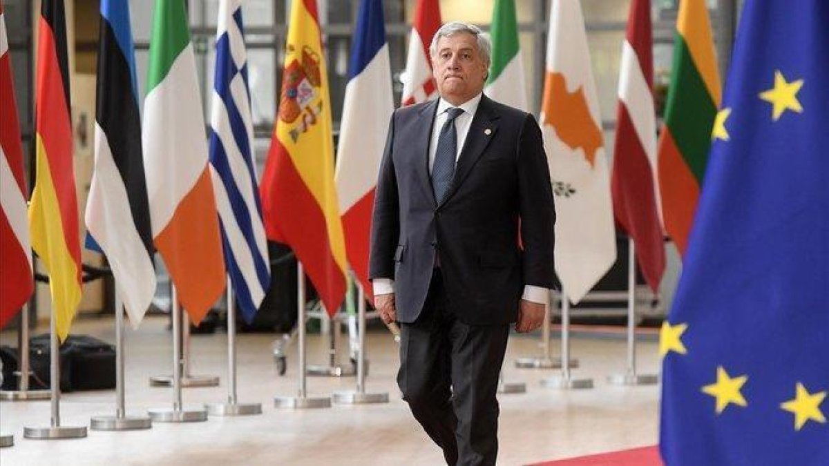 El presidente del Parlamento Europeo, Antonio Tajani, llega a una reunión de la Unión Europea en Bruselas, este martes.-AFP / EMMANUEL DUNAND