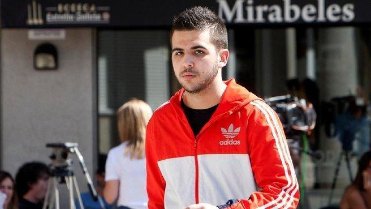 El joven que agredió a Rajoy a su llegada al juicio.-EFE