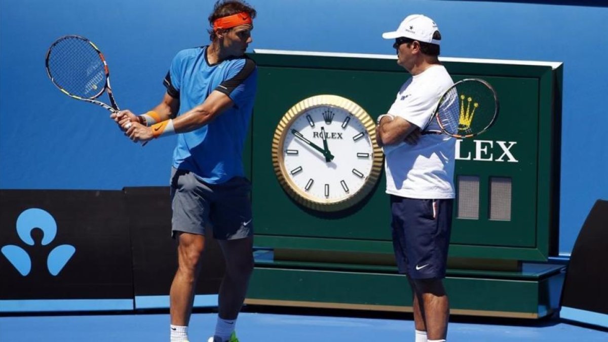 Toni Nadal en un entrenamiento con Rafa-EL PERIÓDICO