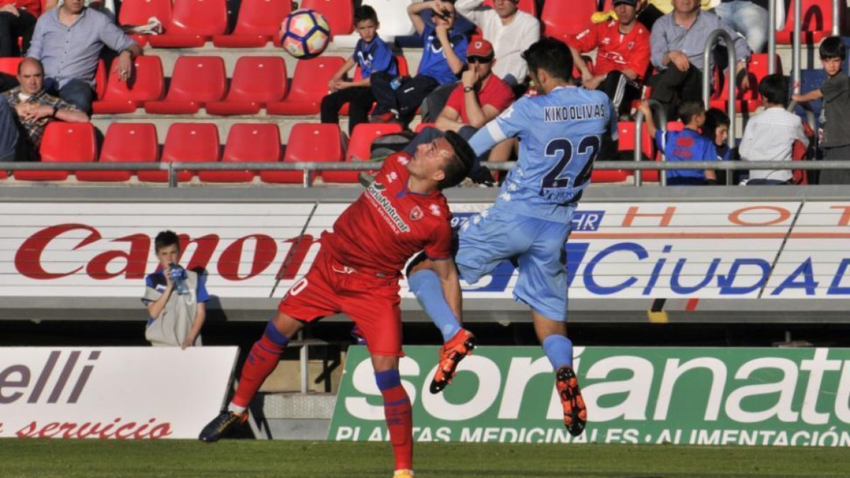 Pablo Valcarce en una jugada con el central del Girona Kiko Olivas-María Ferrer
