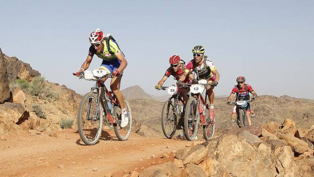Algunos de los participantes de la Titan Desert 2015, durante la tercera etapa de la carrera.-Foto:  TITAN DESERT