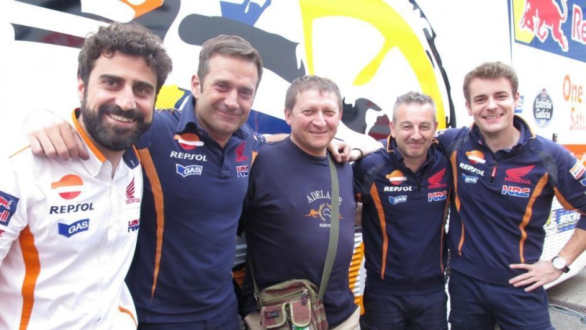 Stefano Laghi, junto a Santi Hernández, Carlos Liñán, Roberto Clerici y Jordi Castellá, del equipo de Marc Márquez.-EMILIO PÉREZ DE ROZAS