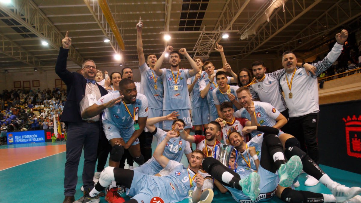 Los jugadores del Río Duero Voley Soria celebran la Copa del Rey. MARIO TEJEDOR