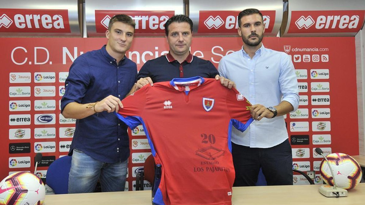 Jordi Sánchez, a la izquierda de la imagen, el día de su presentación junto a Palacios y Atienza. HDS