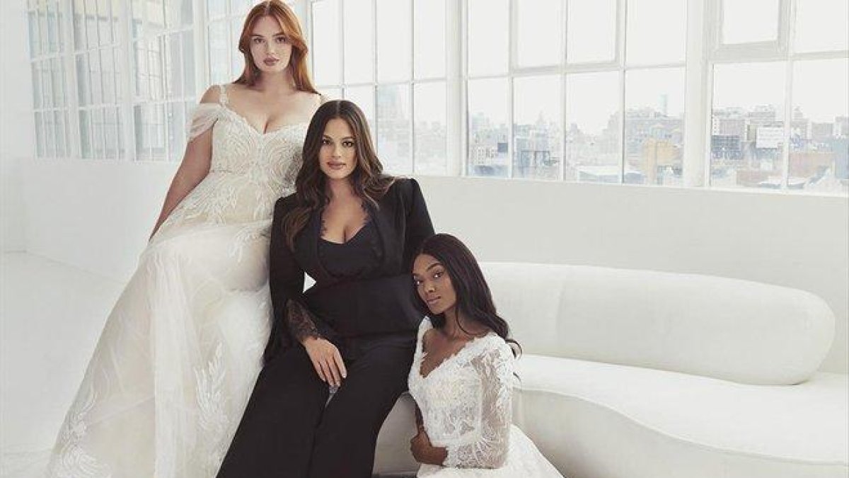 Ashley Graham, con dos modelos.-PRONOVIAS