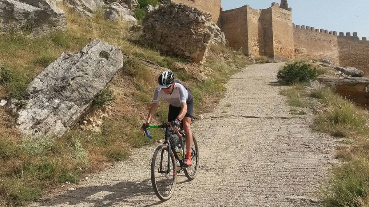 Ciclista en el castillo de Gormaz, dentro del recorrido del Camino del Cid.-HDS