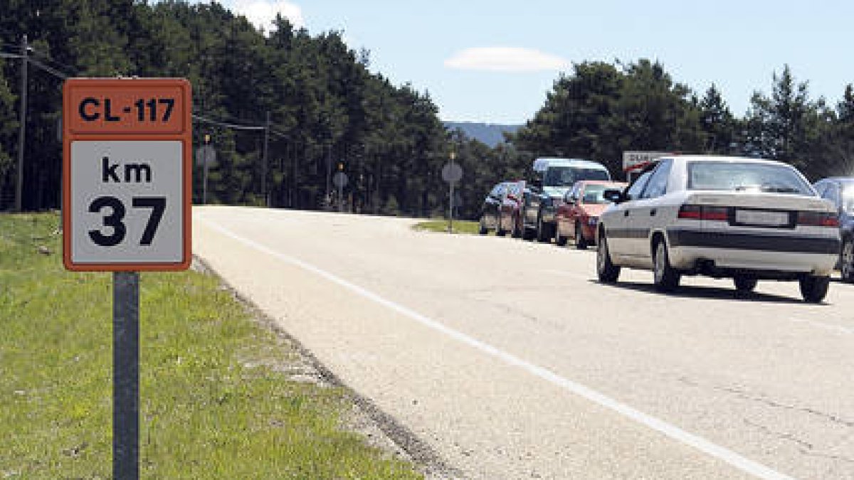 Imagen de archivo de la carretera CL-117 a su paso por Duruelo. /VALENTÍN GUISANDE-