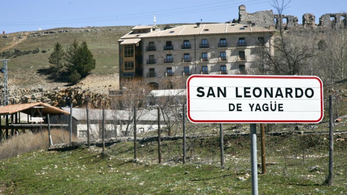 Cartel indicativo de San Leonardo-D. M.