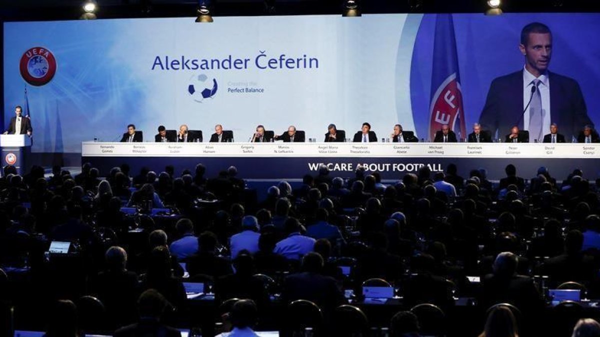 Aleksander Ceferin (en la pantalla), pronuncia su discurso durante el congreso extraordinario de la UEFA.-EFE/Yannis Kolesidis