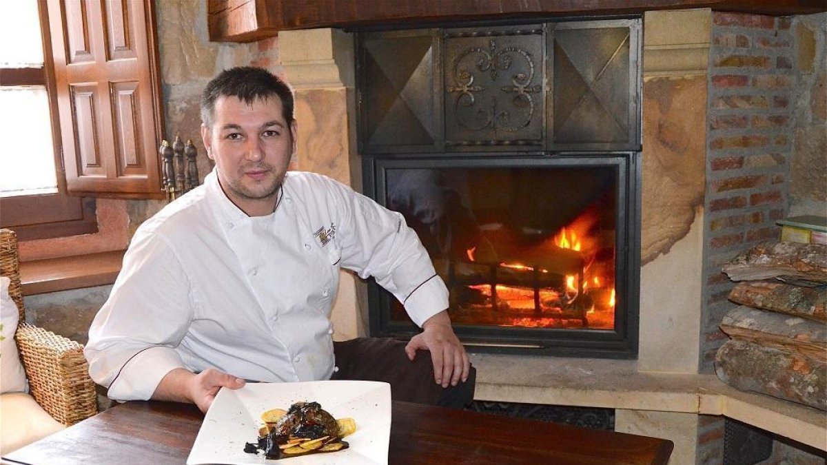 Pablo de Miguel Bartolomé, responsable del restaurante Las Mayas, muestra una de sus especialidades.-- RAQUEL FERNÁNDEZ