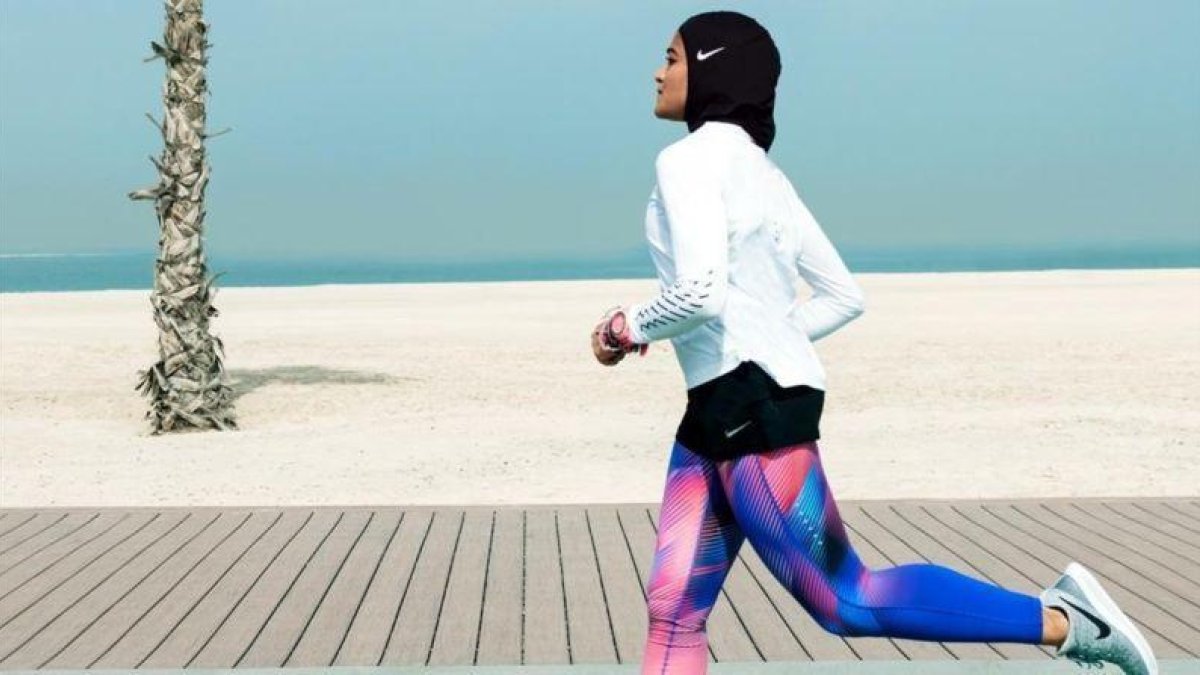Manal Rostom luce el nuevo hijab deportivo de Nike.-AP / NIKE