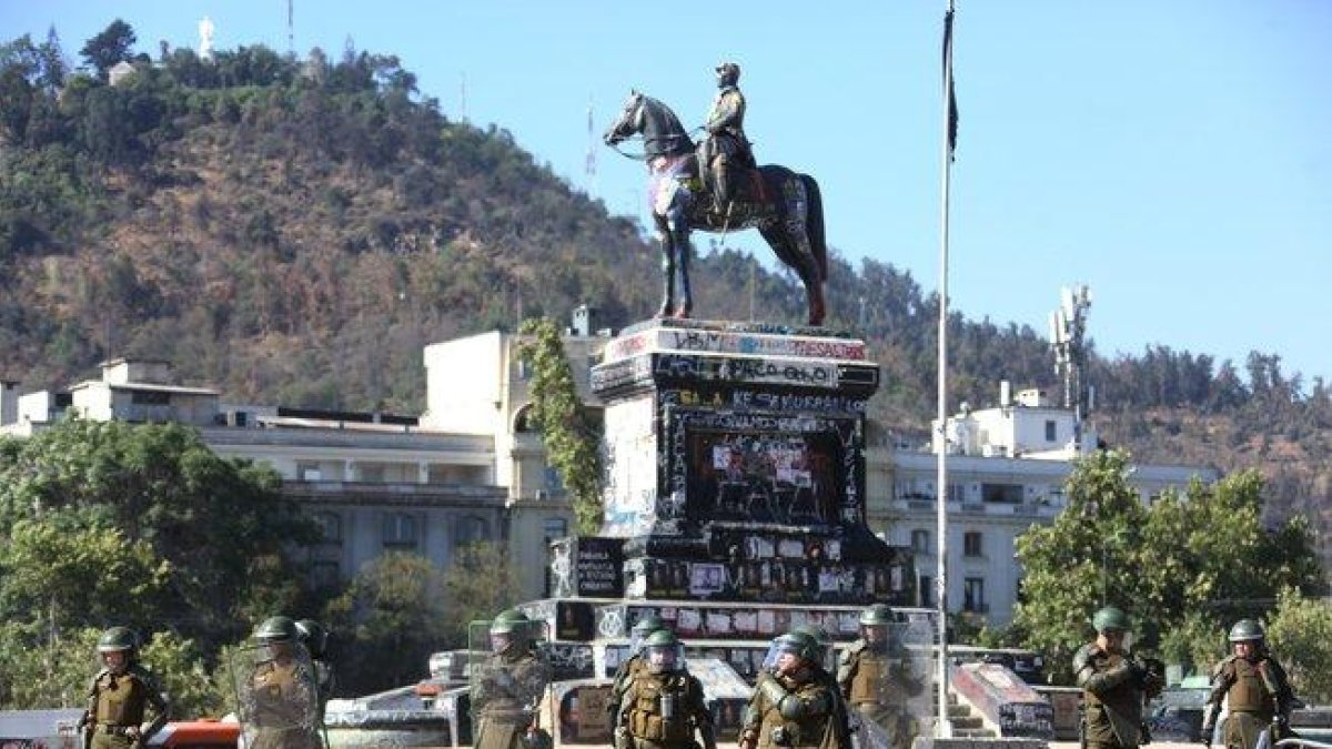 Pese a que los Carabineros (Policía chilena) lograron contener en un principio a los manifestantes que acudieron este viernes a Plaza Italia convocados por las redes sociales.-EFE