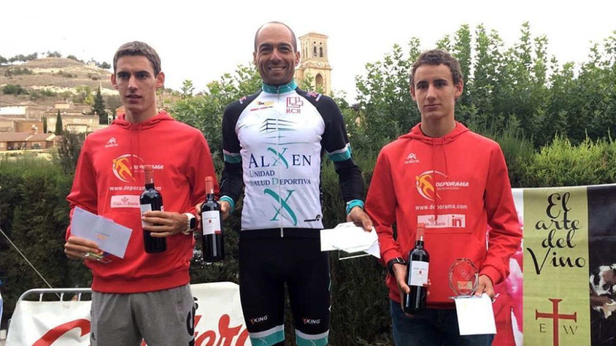 Los hermanos Izquierdo en el pódium de la prueba burgalesa.-D.S.