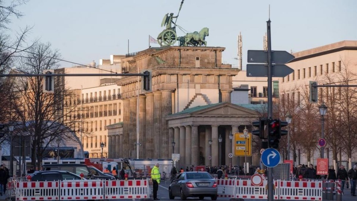 Agentes de policía acordonan la zona situada entre la calle 17 de junio y la Puerta de Brandenburgo, durante los preparativos de la celebración de Nochevieja en Berlín, el 29 de diciembre.-EFE / HAYOUNG JEON