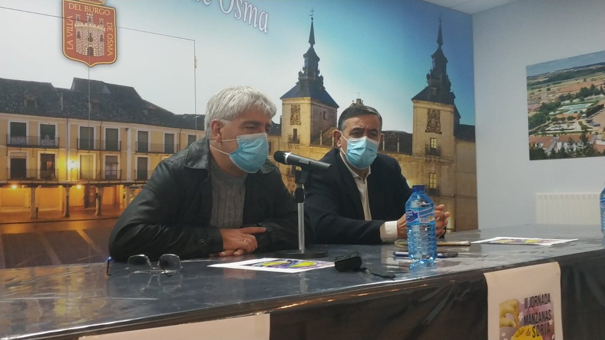 El concejal Luis Cuesta en primer término junto al alcalde de El Burgo.-HDS