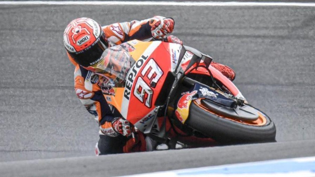Marc Márquez (Honda) ya estaba, hoy, en el suelo, como puede apreciarse en la imagen y, con un golpe de gas, ha logrado poner en pie la moto.-MOTOGP / DIEGO SPERANI