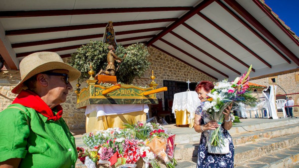 Ofrenda de flores a la Virgen de Inodejo en el 25 aniversario de su coronación. MARIO TEJEDOR