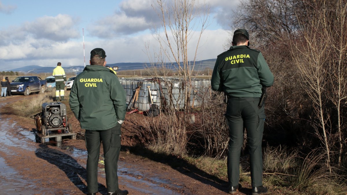 Guardia Civil supervisando el bombeo del vertido en un arroyo próximo a Garray. GONZALO MONTESEGURO