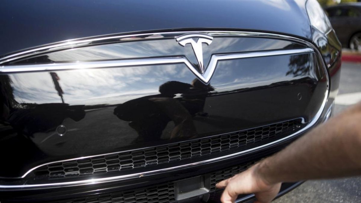 El radar situado en la parte delantera del Tesla S, el pasado octubre en un acto de la firma en Palo Alto (California).-REUTERS / BEN DIEFENBACH