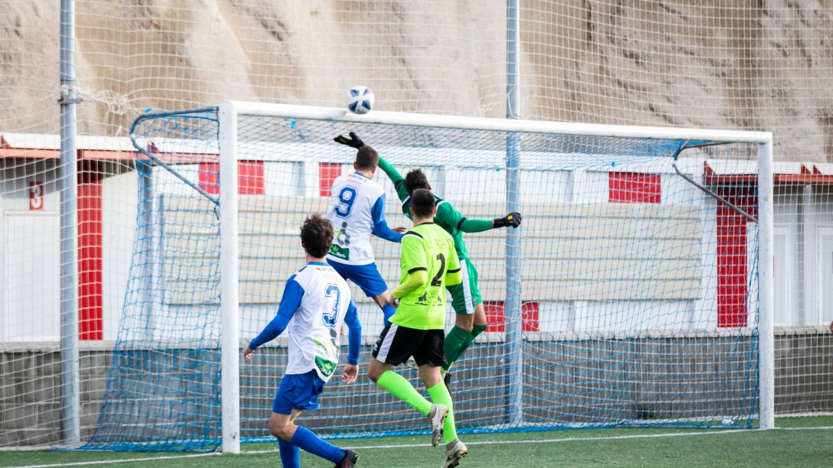 El Calasanz salió goleado en su desplazamiento a Segovia. MARIO TEJEDOR