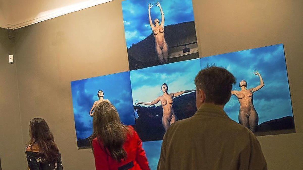 Imagen de la exposición sobre el Camino en Roma, co las cinco fotografías de una mujer desnuda.-ICAL