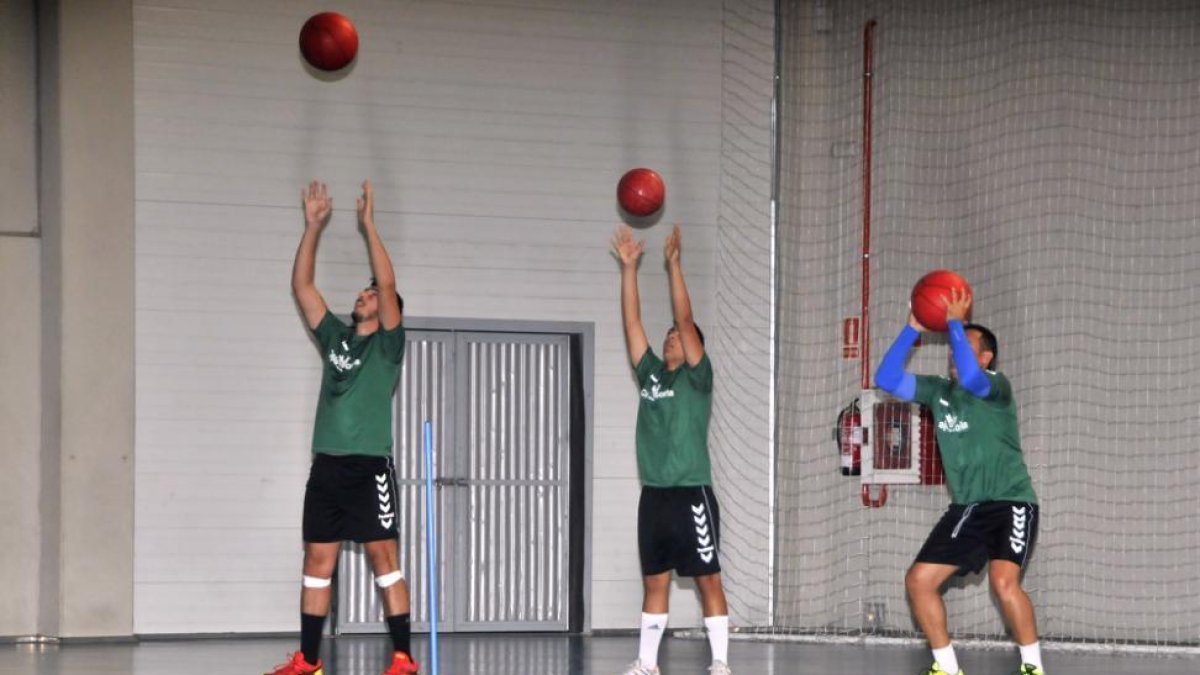 Varios jugadores del BM Soria durante un entrenamiento de pretemporada.-DANIEL RODRÍGUEZ