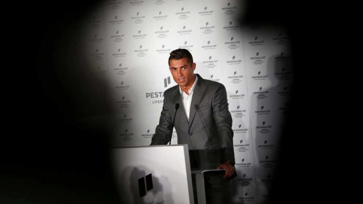 Cristiano Ronaldo, este domingo en la inauguración de su hotel en Lisboa.-REUTERS / PEDRO NUNES