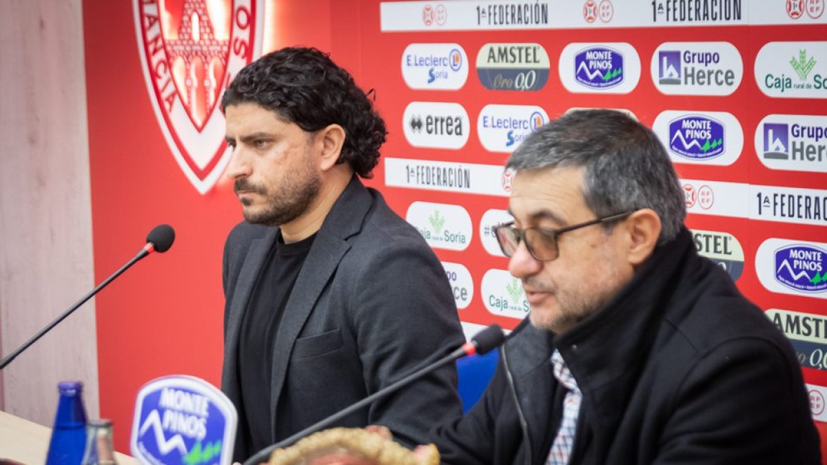 Rubén Andrés y Santiago Morales en la comparecencia de prensa de este lunes en Los Pajaritos. GONZALO MONTESEGURO
