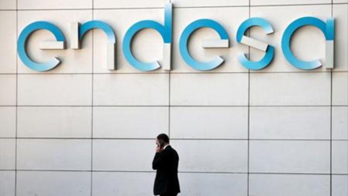 Un hombre habla por teléfono ante la sede de Endesa en Madrid.-REUTERS / ANDREA COMAS