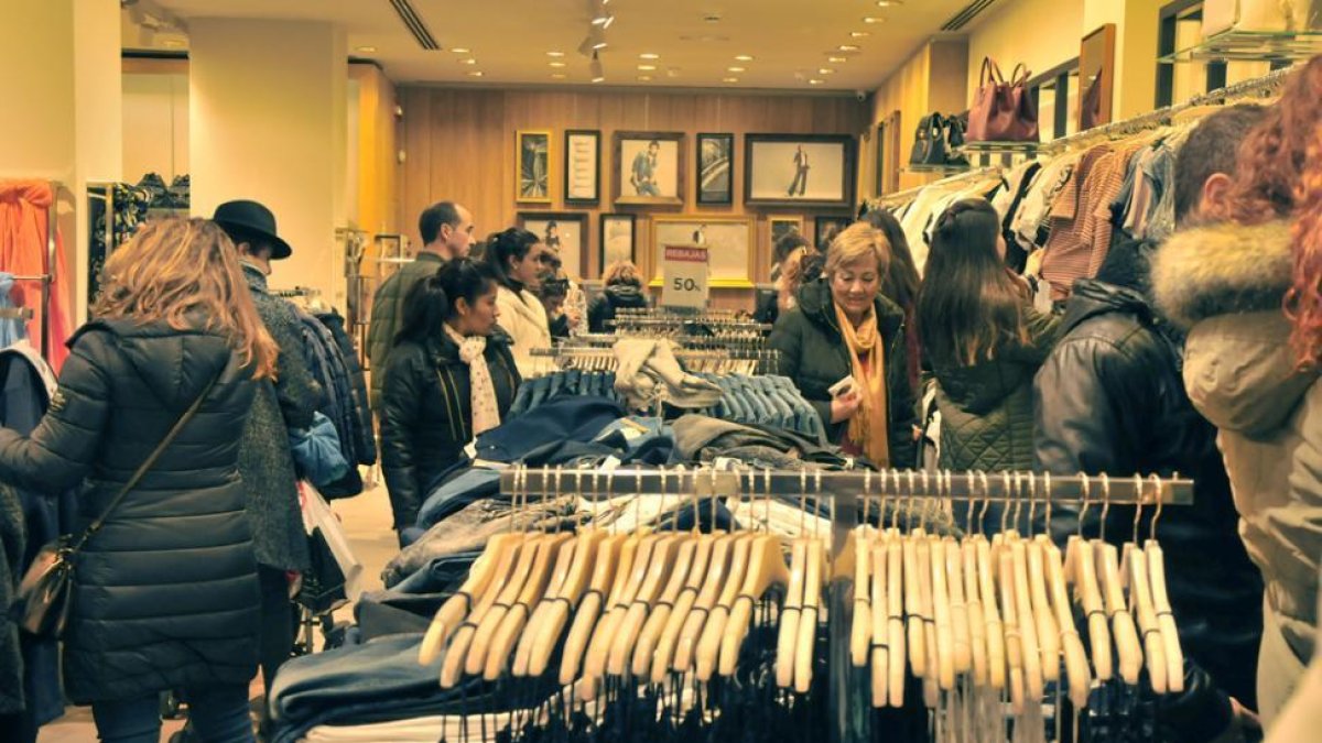 Las rebajas concitan atención.-María Ferrer