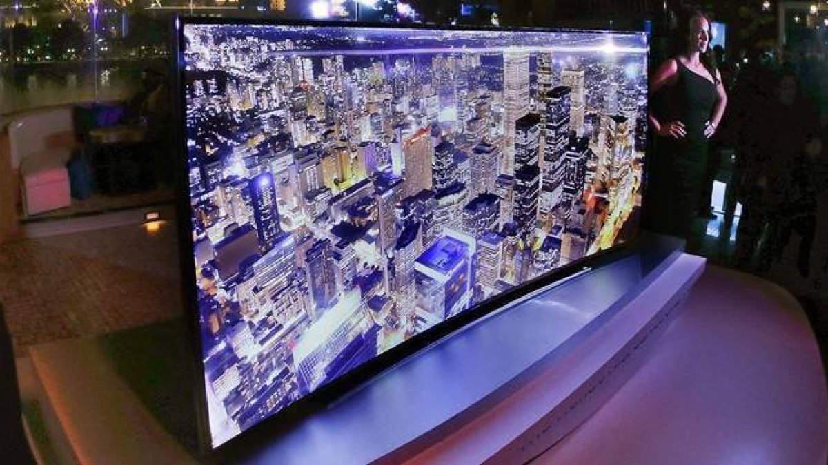 Televisor curvo Samsung de ultra alta definición, de 2,66 metros de diametro, presentado en el CES de Las Vegas.-