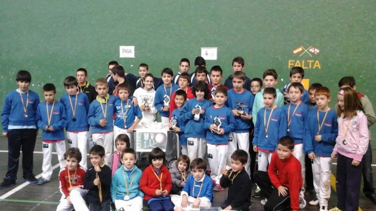 Los canteranos pinariegos durante el torneo de pelota.-CLUB PELOTA URBIÓN
