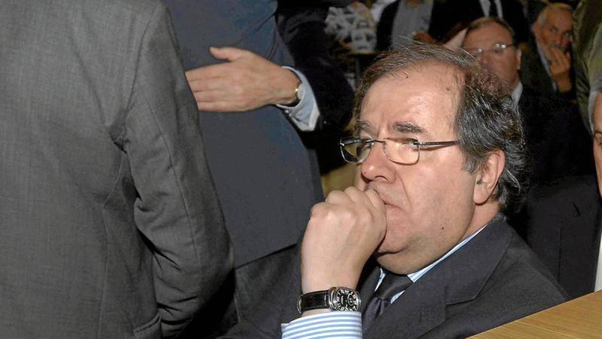 El presidente de la Junta, Juan Vicente Herrera, no pudo contener las lágrimas durante le Pleno extraordinario que tuvo lugar ayer en la Diputación. / EFE-