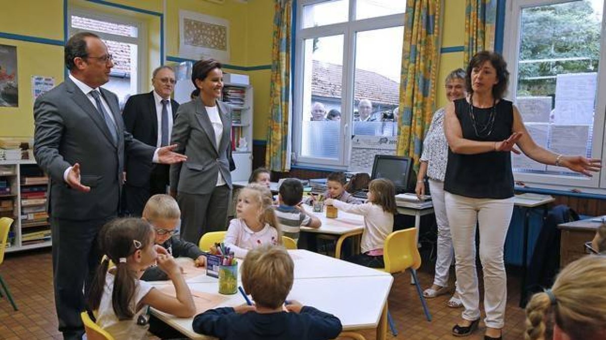 El presidente francés, François Hollande, y la ministra de Educación, Najat Vallaud-Belkacem, visitan la escuela de primaria La Marais, en Pouilly-sur-Serre, cerca de Laon, este martes.-Foto: JACKY NAEGELEN / AFP