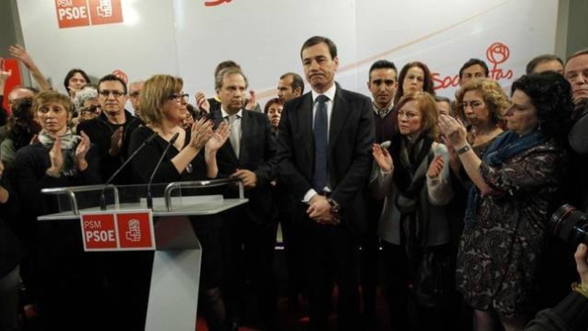 Tomás Gómez, arropado por dirigentes y militantes del PSM, este miércoles, 11 de febrero, en la sede regional del partido.-Foto: DAVID CASTRO
