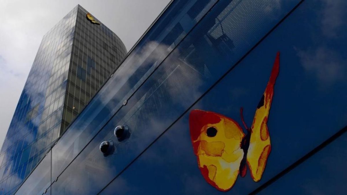 Edificio de Gas Natural en Barcelona.-AFP PHOTO / PIERRE-PHILIPPE MARCOU