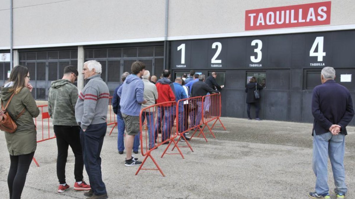 Desde primera hora de la mañana, los aficionados numantinos se han acercado de manera constante a las taquillas de Los Pajaritos.-VALENTÍN GUISANDE