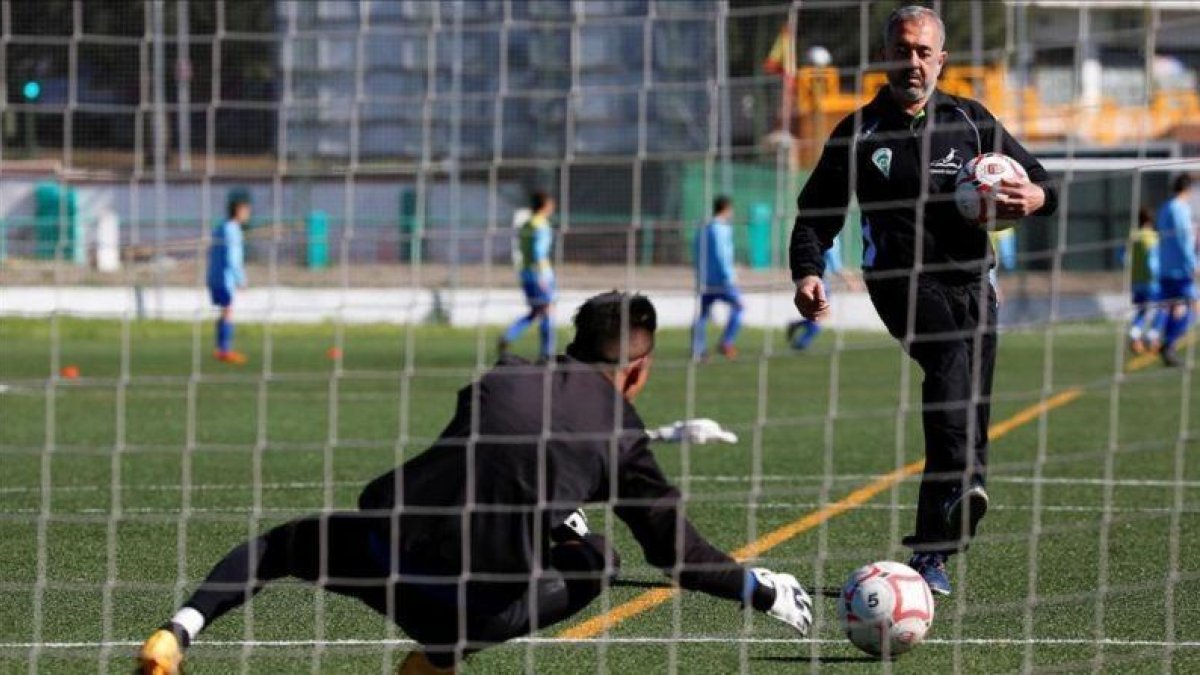 Osama, el refugiado sirio agredido por una reportera de televisión en la frontera de Hungría, rehace su vida en Getafe como entrenador de fútbol.-REUTERS / SERGIO PEREZ
