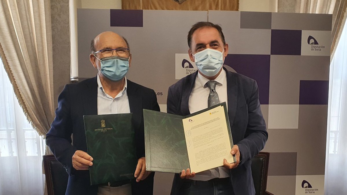 Pedro Antonio Marín y Benito Serrano, tras la firma del convenio. HDS