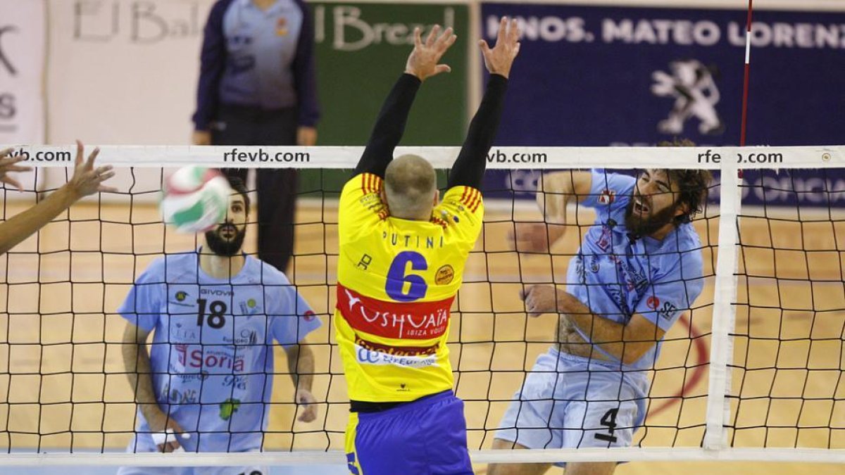 Sevillano remata durante uno de los partidos del Río Duero Soria esta temporada en Los Pajaritos.-MARIO TEJEDOR