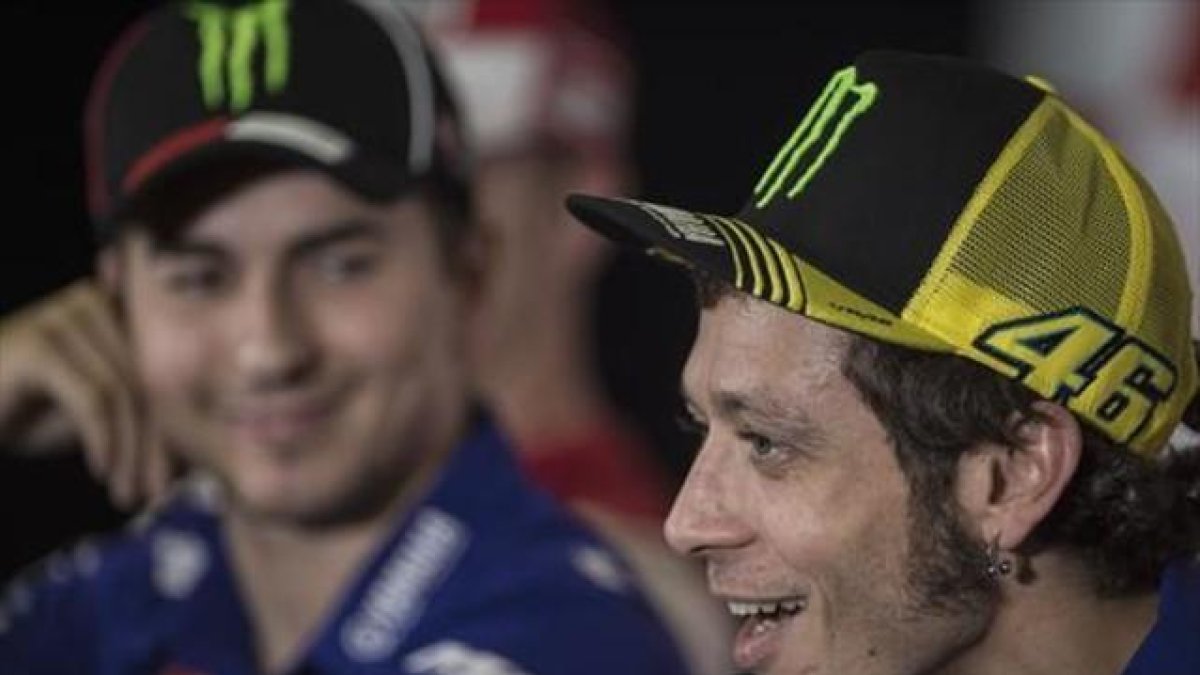 Lorenzo escucha sonriente a Rossi, en una rueda de prensa en Sepang.-MIRCO LAZZARI