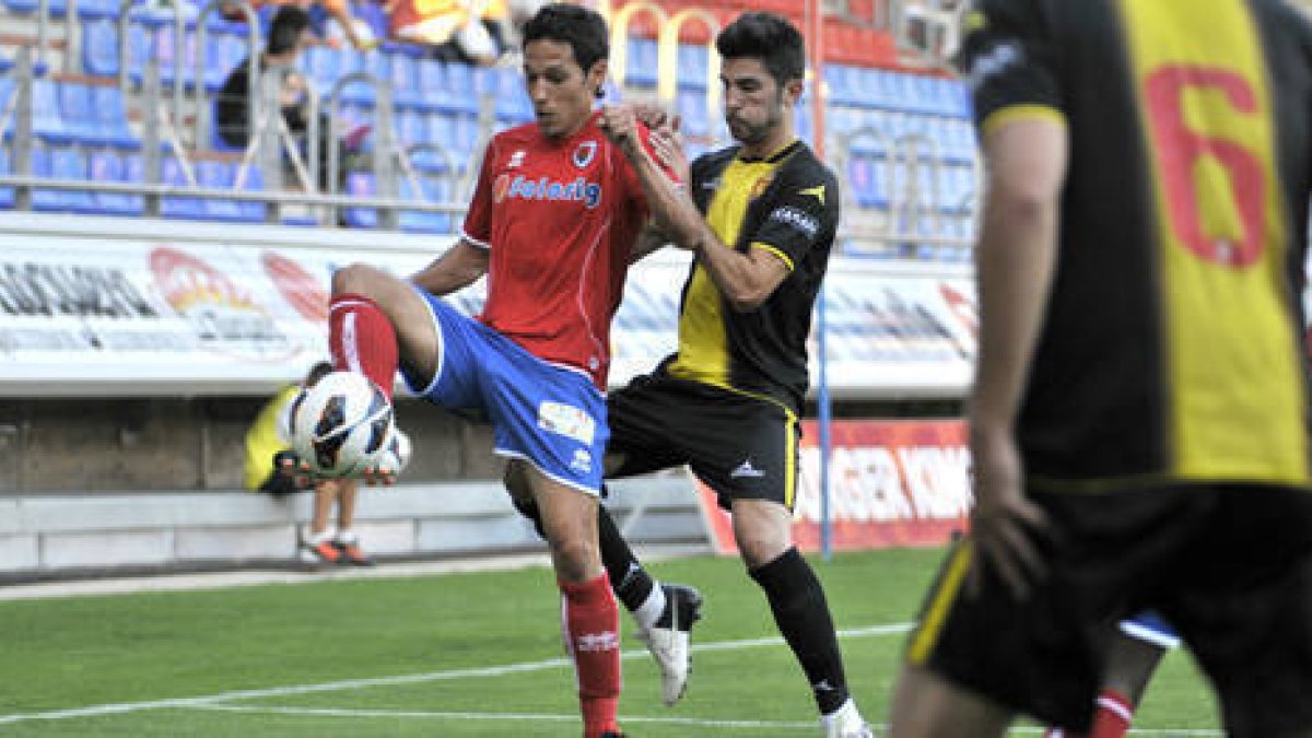 Javier del Pino durante el encuentro ante el Sporting. / DIEGO MAYOR-