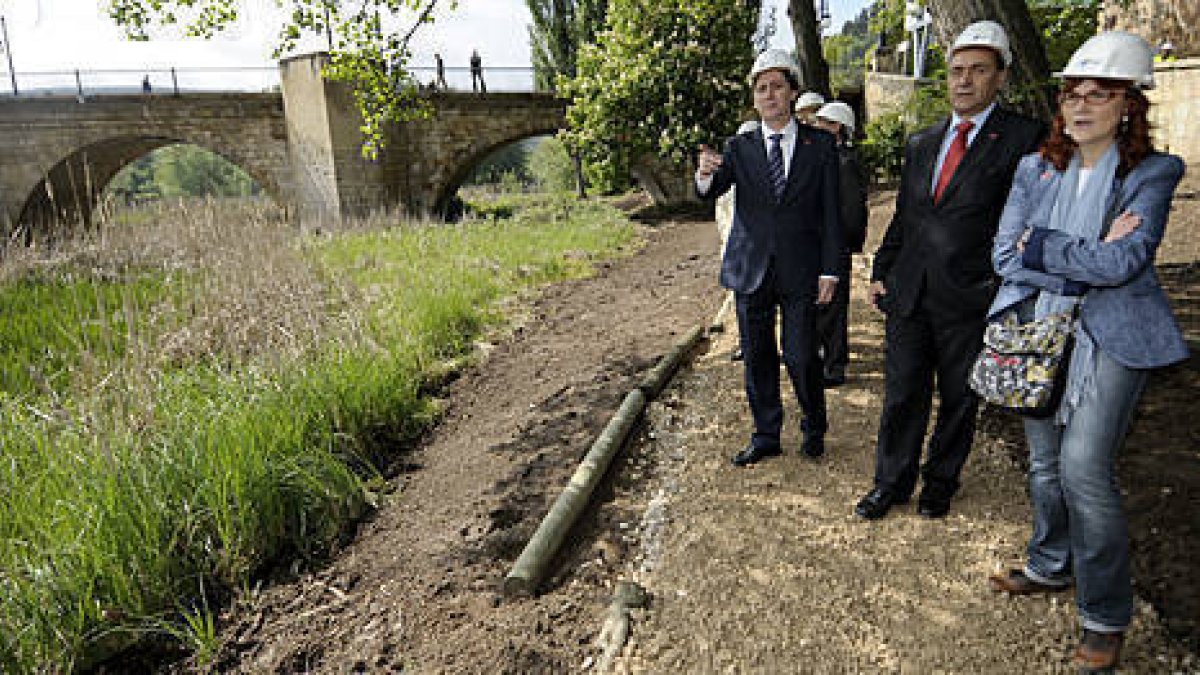 Josep Puxeu, Carlos Martínez y Ana Calvo durante el recorrido por las obras de la segunda fase de márgenes del Duero. / ÚRSULA SIERRA-