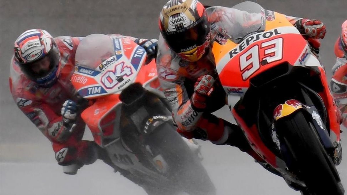 Marc Márquez y Andrea Dovizioso, en una carrera reciente.-AFP / TOSHIFUMI KITAMURA